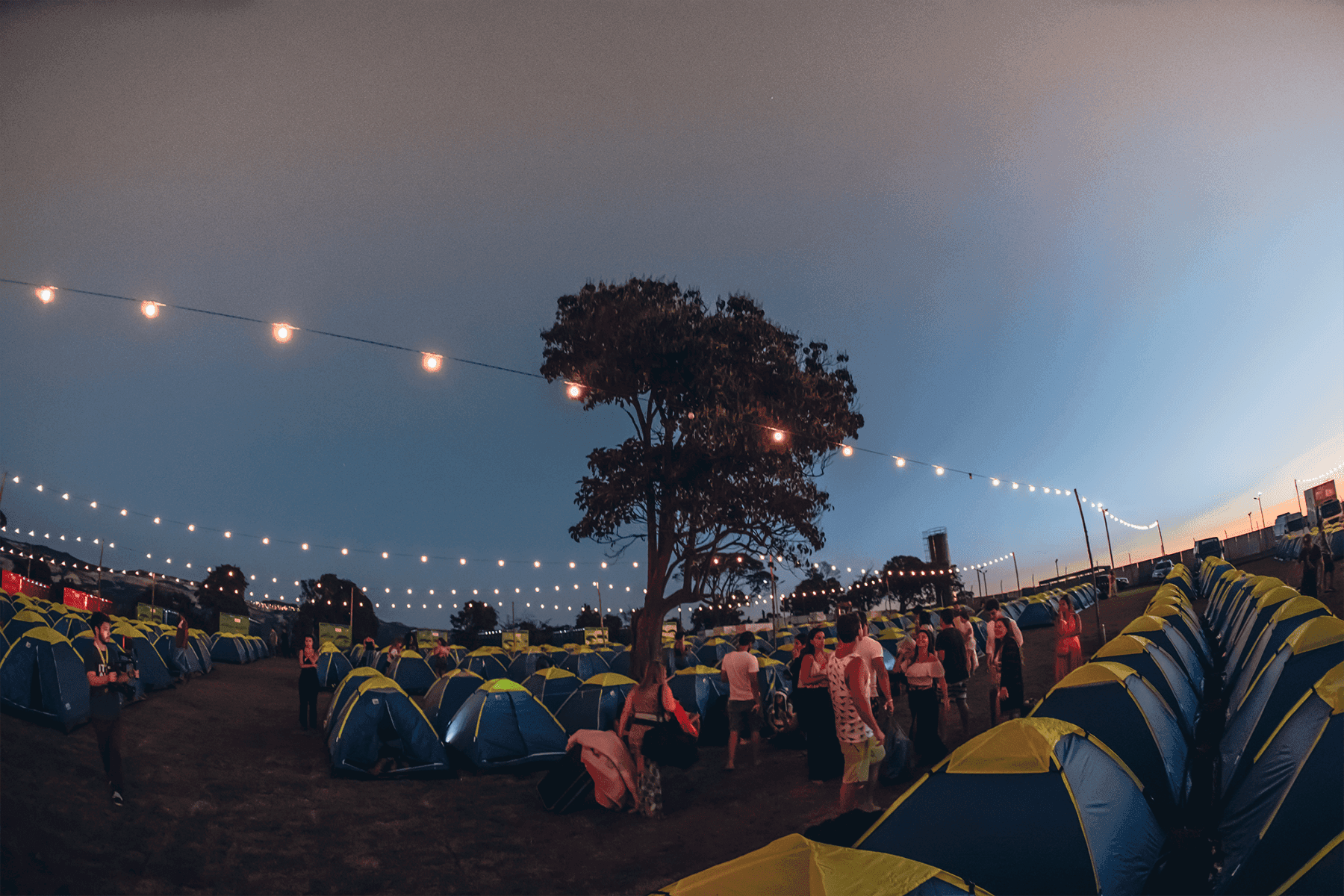 Vista panorâmica do camping valley com barracas ao entardecer