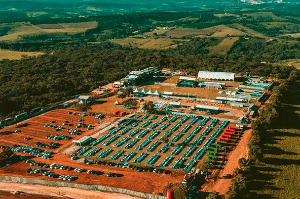 Vista aérea do STL Valley mostrando estacionamento, tendas e área do evento